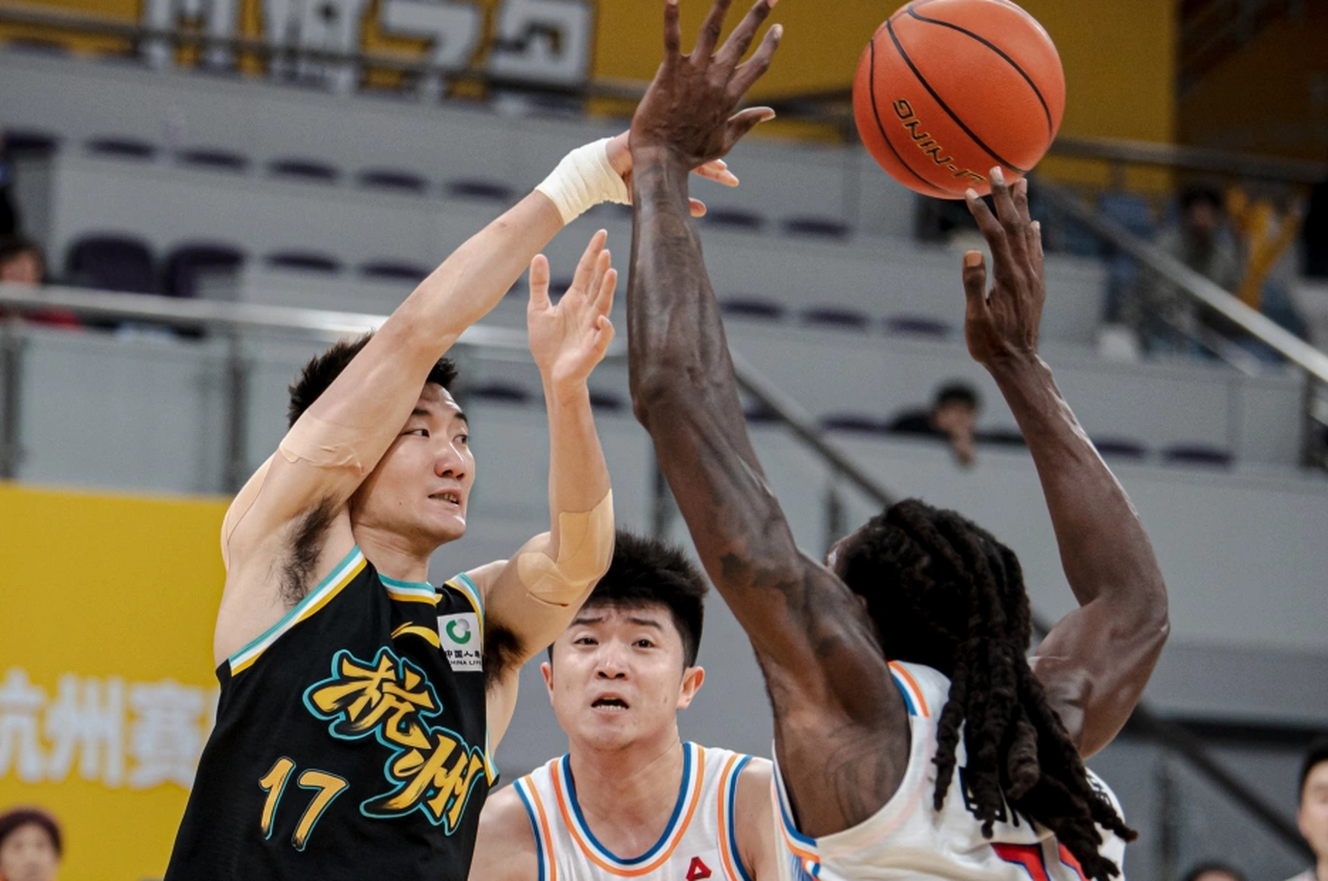 包含浙江广厦CBA战胜青岛国信海天，孙铭徽关键三分的词条